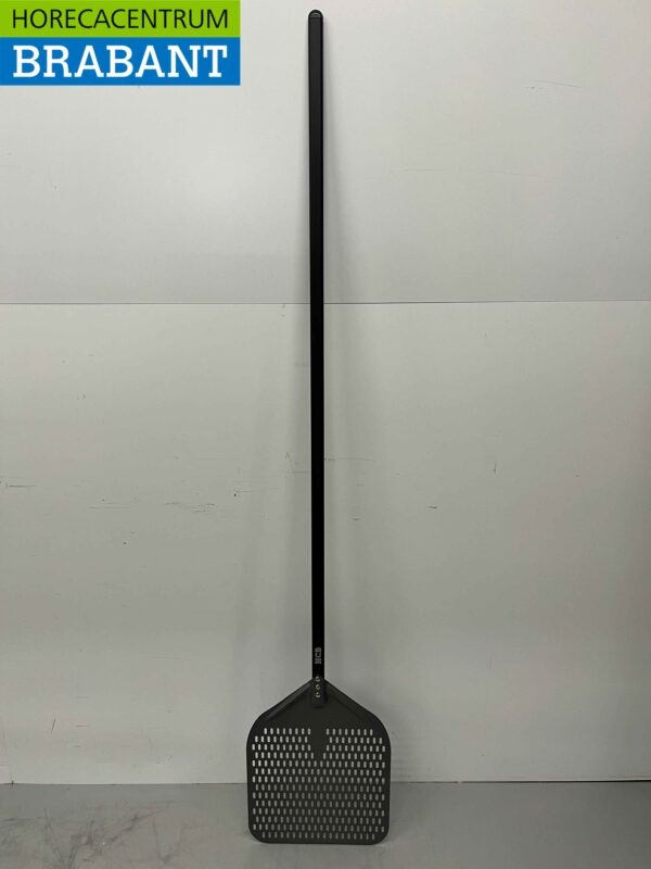 Pizzaschneider harteloxiert, gelochte Klinge 35 cm, Stiellänge 150 cm Horeca