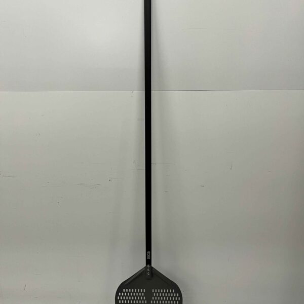 Pizzaschneider harteloxiert, gelochte Klinge 35 cm, Stiellänge 150 cm Horeca