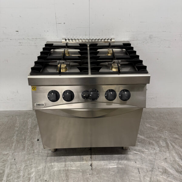 Zanussi 4-Flammen-Gasherd aus Edelstahl mit Backofen 3 x 2/1 GN GAS Horeca