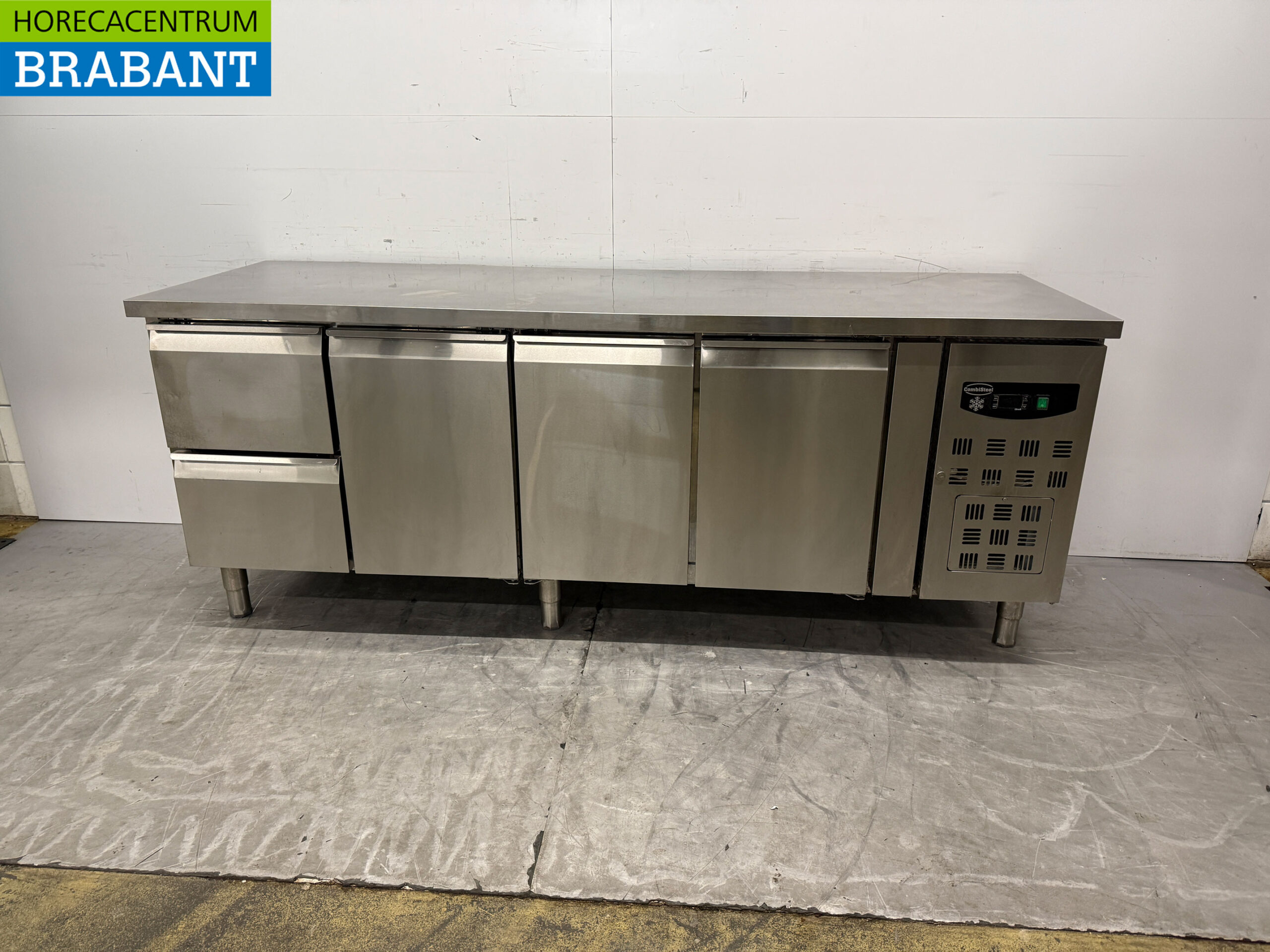 Edelstahl Combisteel Gekühlte Werkbank mit 3 Türen und 2 Schubladen 223 cm 230V Horeca