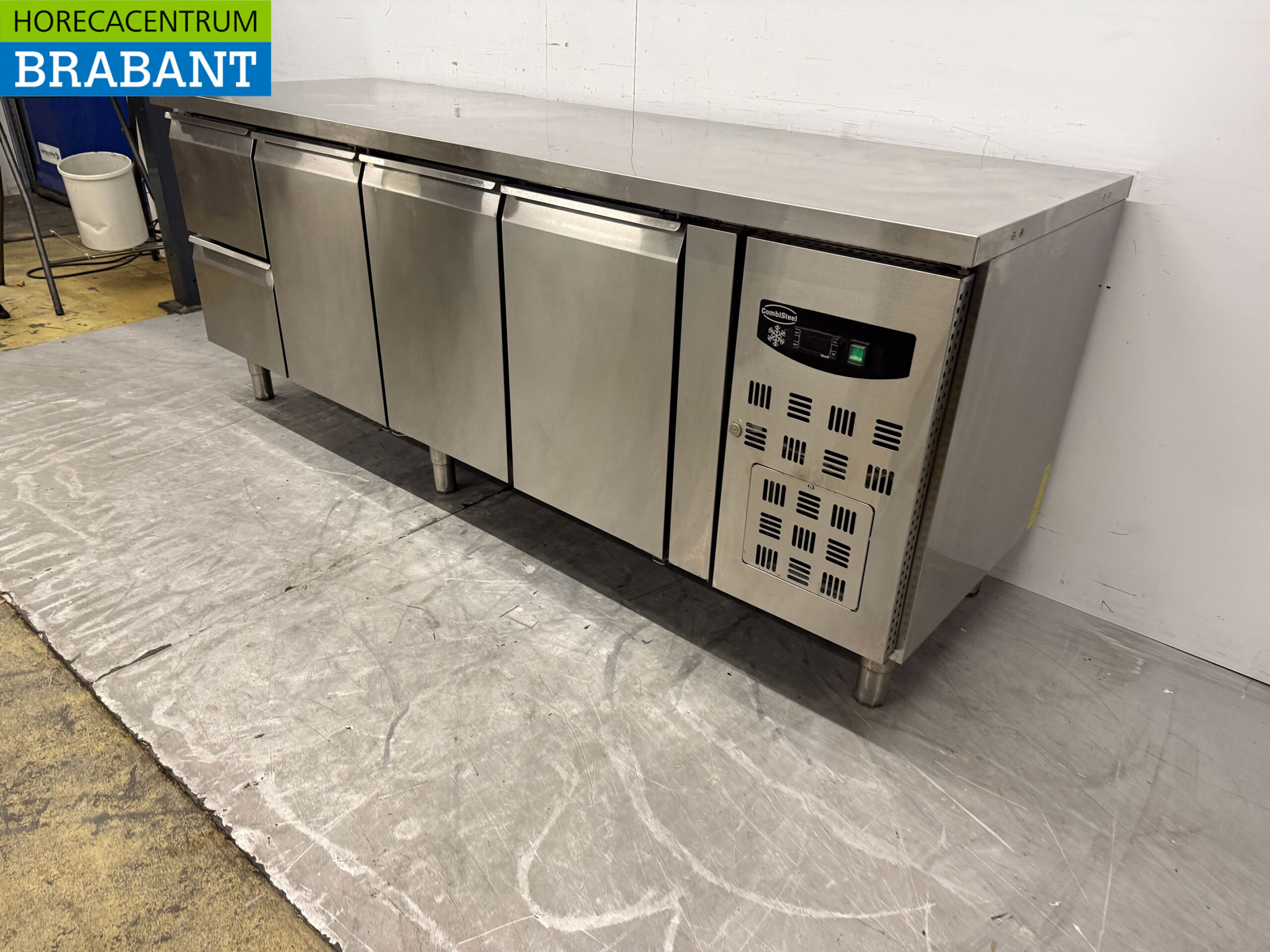 Edelstahl Combisteel Gekühlte Werkbank mit 3 Türen und 2 Schubladen 223 cm 230V Horeca – Bild 2