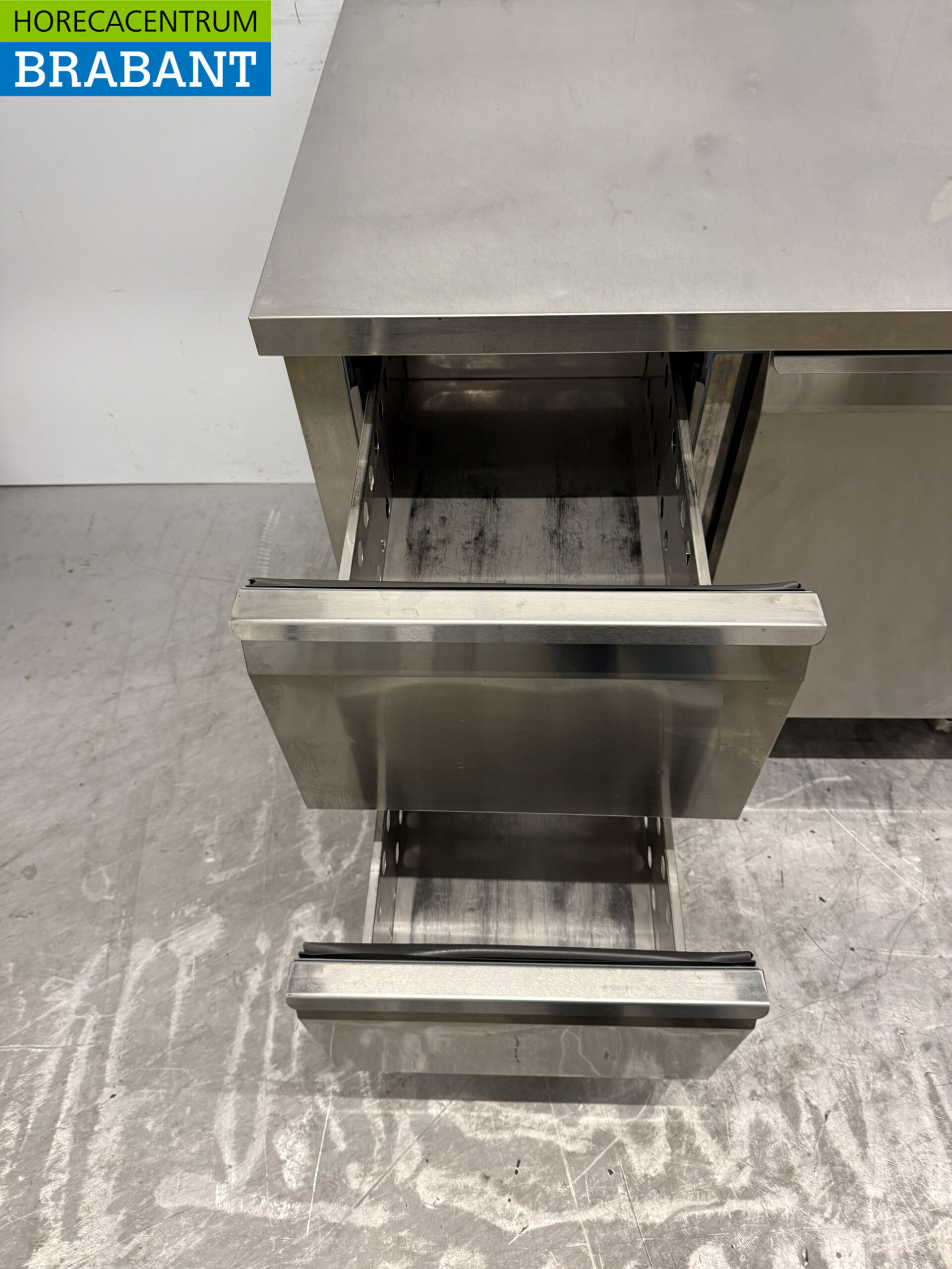 Edelstahl Combisteel Gekühlte Werkbank mit 3 Türen und 2 Schubladen 223 cm 230V Horeca – Bild 4