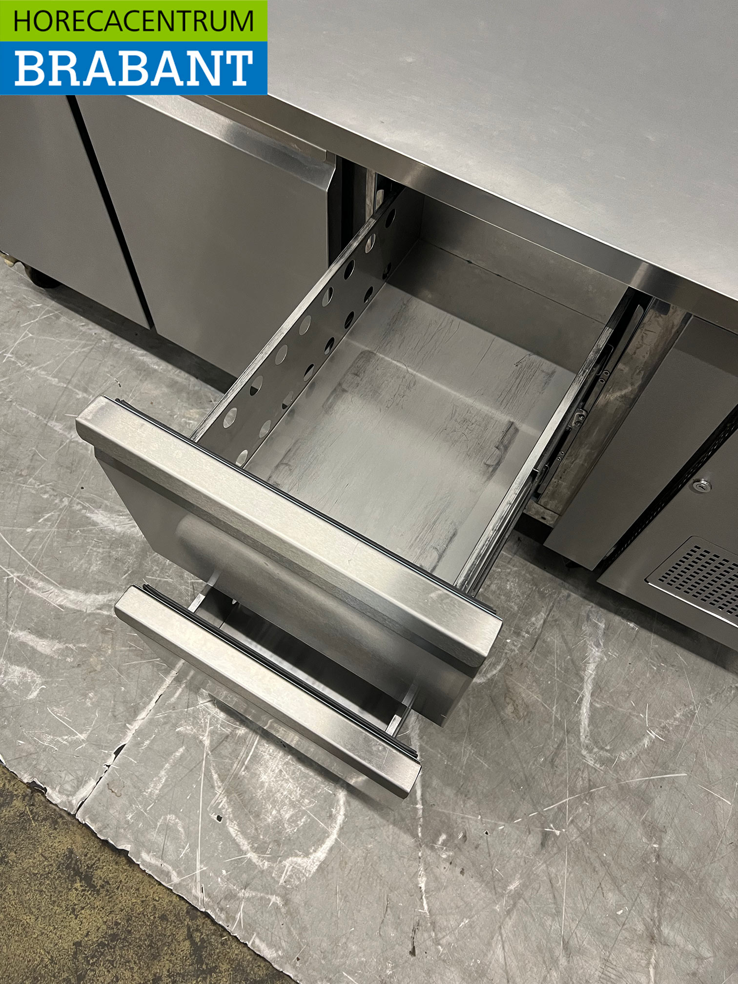 Edelstahl-Kühlwerkbank „Polar“ auf Rollen, 2 Türen und 2 Schubladen, 179,5 cm, 230 V, Gastronomie – Bild 5