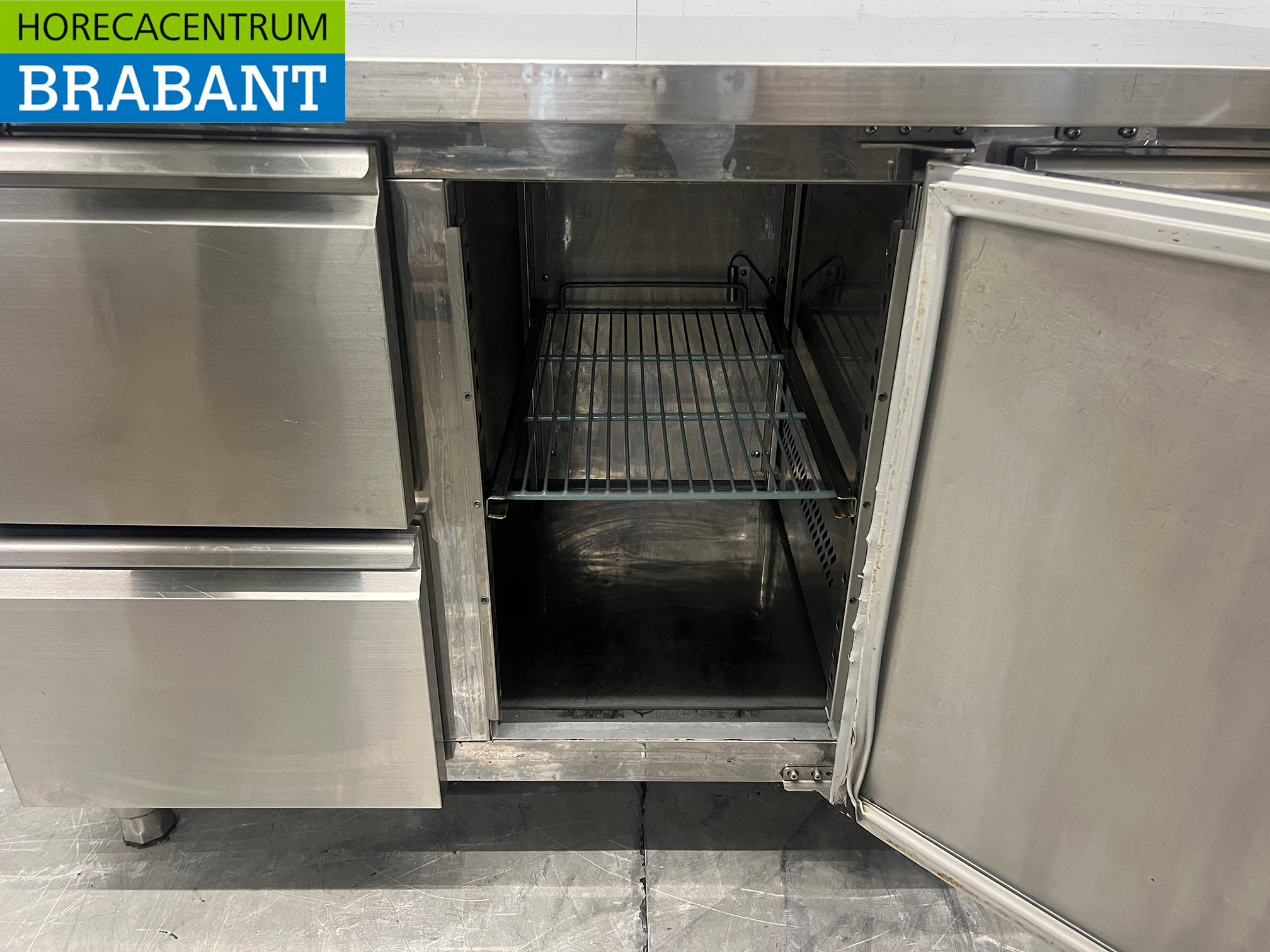 Edelstahl-Kühlarbeitsbank „Ecofrost“ mit 2 Schubladen und 2 Türen, 136 cm, 230 V, Gastronomie – Bild 5
