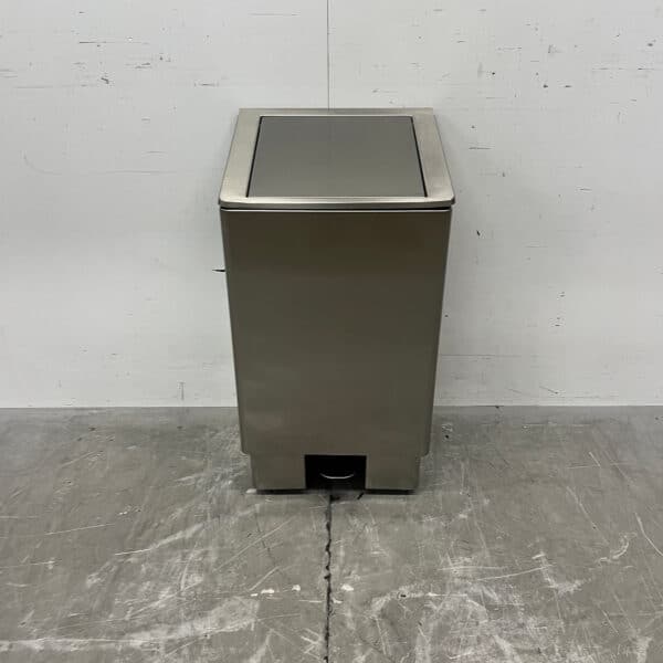 Edelstahl-Abfallbehälter „Josto“ mit Fußbetätigung und Soft-Close-Funktion, 60 Liter, Gastronomie